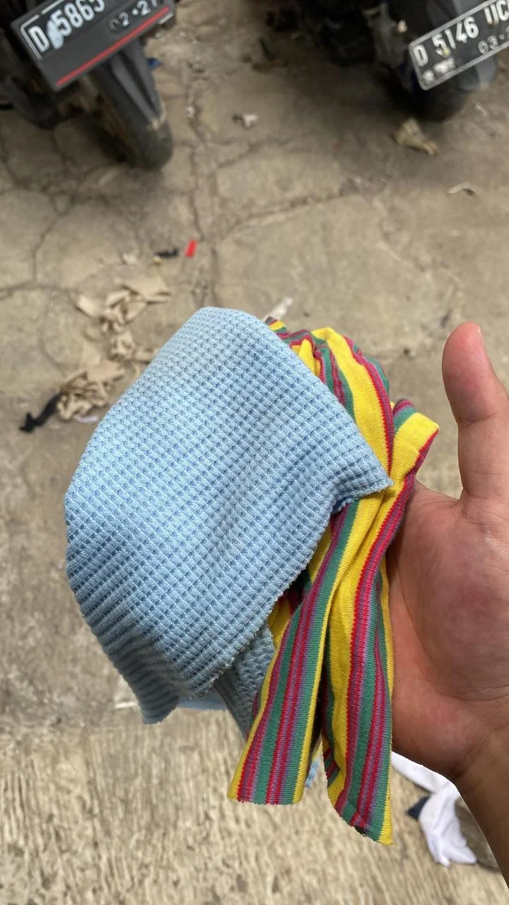 Contoh potongan material tekstil berbagai warna