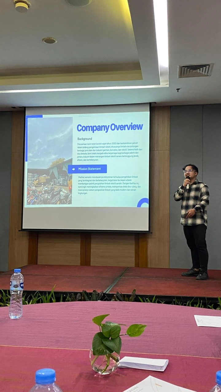 Dokumentasi pembicara saat presentasi pada acara Training for Circular Fashion di Bandung